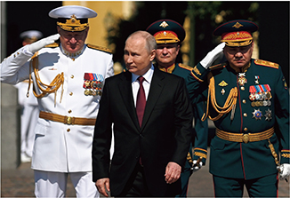 ロシア海軍の日の記念式典に参加するプーチン大統領(中央)(2023年7月)【SPUTNIK/時事通信フォト】