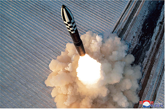 ICBM級弾道ミサイル「火星18」発射時に北朝鮮が公表した画像【朝鮮通信=時事】