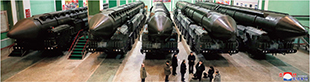 2024年1月、発射台付き車両生産状況の視察として北朝鮮が公表した画像【朝鮮通信＝時事】