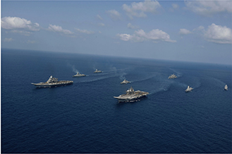 演習を行う印海軍の空母「ヴィクラント」と空母「ヴィクラマディティヤ」【インド海軍提供】