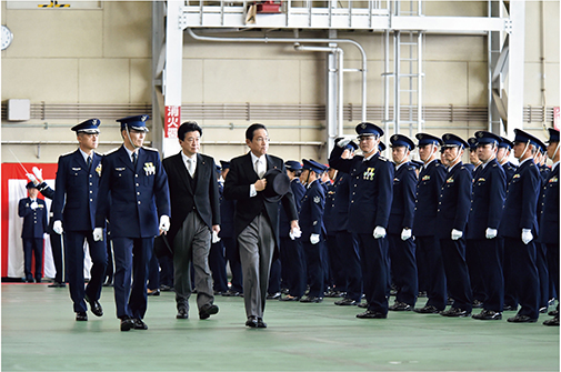 航空観閲式における岸田内閣総理大臣と木原防衛大臣(2023年11月)