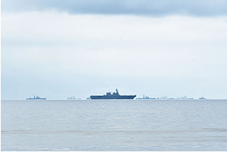 中国とロシア海軍艦艇に対し、警戒監視・情報収集を実施する護衛艦「ひゅうが」
