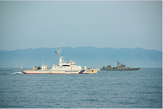 海上保安庁との共同訓練を行う海保巡視船「おくしり」(手前)、海自ミサイル艇「くまたか」(奥)(2023年10月)