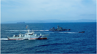 不審船対処訓練を実施する海自艦艇と海上保安庁巡視船