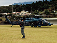 屋久島町宮之浦陸上競技場に着陸したUH-60J
