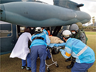要配慮者をUH-60J機内へ搬入