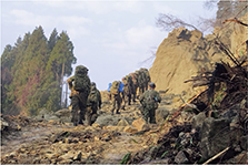 隊員による物資輸送
