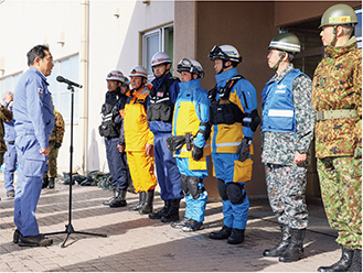 現地において自衛官などを激励する岸田内閣総理大臣(2024年1月)