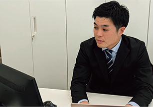 勤め先(大阪市 ブースト株式会社)で仕事中の筆者