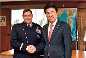 木原防衛大臣とサルツマン米宇宙軍作戦部長(2023年9月)