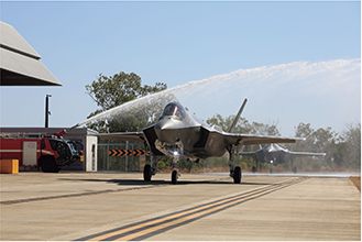 オーストラリア・ティンダル空軍基地に降り立ち、歓迎の放水を受ける空自F-35A戦闘機(2023年8月)