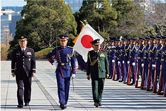 公式招待を受け、防衛省にて儀仗隊を巡閲するチョーハン印国防参謀長(2023年12月)