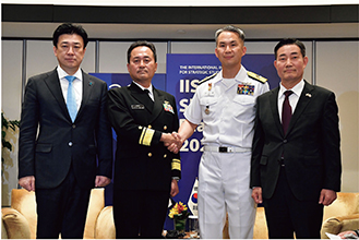 シャングリラ会合での日韓防衛相会談における木原防衛大臣(写真左)と申韓国国防部長官(写真右)および日韓海軍種代表者(2024年6月)