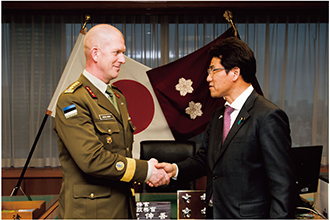 会談を行ったヘレム・エストニア国防軍司令官と三宅防衛大臣政務官(2024年3月)