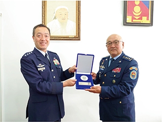 空自初の公式訪問においてモンゴル空軍司令官とギフト交換をする内倉空幕長(2023年7月)