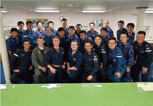 共同訓練時、乗艦した米海軍連絡官と共に(最後列左から4番目が筆者)