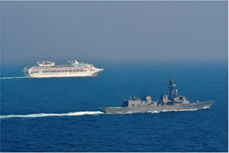 アデン湾で船舶の直接護衛をする護衛艦「いかづち」(2023年11月)