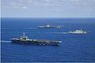 沖縄南方で米海軍「セオドア・ルーズベルト」、「カール・ヴィンソン」空母打撃群と共同訓練を行う護衛艦「いせ」(写真中央)(2024年1月)