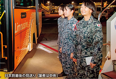 日本到着後の見送り（筆者は中央)