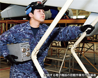 交換する電子機器の搭載作業を行う筆者