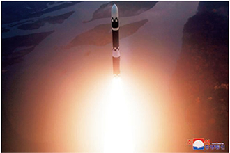 ICBM級弾道ミサイル「火星19」発射時に北朝鮮が公表した画像【朝鮮通信=時事】