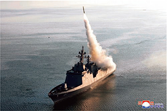 「新型多目的駆逐艦」から各種ミサイルの試験発射を実施した際(2025年4月)に北朝鮮が公表した画像【朝鮮通信=時事】