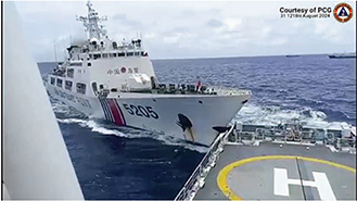 サビナ礁付近においてフィリピン海警船に衝突する中国海警船(2024年8月)【AFP=時事】