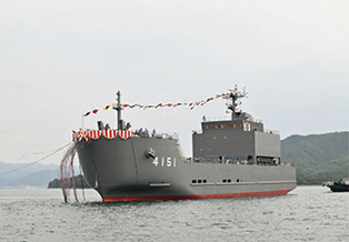 進水した輸送艦「にほんばれ」(2024年10月)