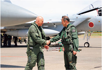 ゲルハルツ空軍総監を迎える内倉空幕長(2024年7月)