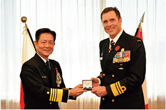 カナダ海軍司令官とギフトを交換する齋藤海幕長(2024年11月)