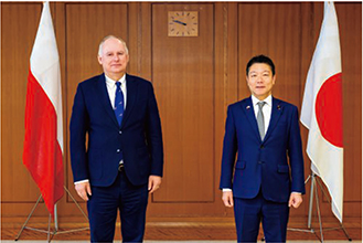 ザレフスキ・ポーランド国防副大臣と会談する本田防衛副大臣(2025年2月)