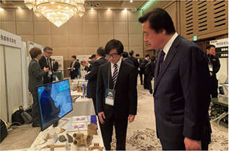 防衛産業参入促進展に出席する若宮防衛大臣補佐官(2025年3月)