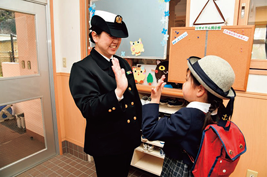 庁内託児施設に子供を預けて出勤する自衛官
