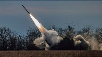 発射されるウクライナ軍の高機動ロケットシステムHIMARS（ウクライナ南部ヘルソン州）【EPA＝時事】