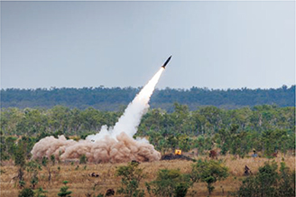 PrSMを発射するHIMARS【豪国防省】