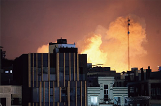 イランの首都テヘランで爆撃後に上がる煙と炎(2026年3月)【EPA=時事】