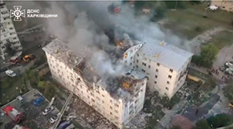 ロシア軍のUAVにより破壊されたハルキウ市の集合住宅【ウクライナ国家非常事態庁】