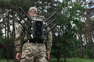 対FPVドローン用バックパック型妨害装置「KVERTUS AD COUNTER FPV BACKPACK F3U」【AFP=時事】