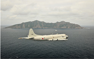 尖閣諸島上空を警戒監視する海自哨戒機