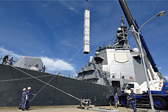 トマホーク模擬弾の搭載訓練を実施する護衛艦「ちょうかい」(2025年9月)
