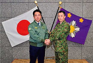 小泉防衛大臣と自衛隊サイバー防衛隊司令