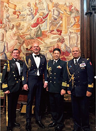 海軍武官との1枚（筆者は右から2番目）