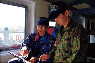 艦橋で陸上自衛官に指導する著者:左
