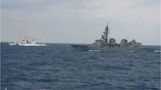 共同訓練を行う海上保安庁練習船、海自護衛艦
