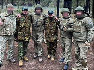 ウクライナ兵との写真　左から2番目：梅井3佐　左から4番目：室田2曹　北欧各国からの要望に基づき、ウクライナ兵の顔等をモザイク処置