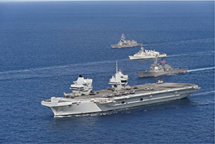 HMS「プリンス・オブ・ウェールズ」とともに航行する日米カナダ艦艇