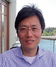 九州大学教授 安達 千波矢 氏