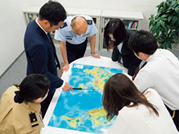 情報本部による打ち合わせの様子(イメージ)