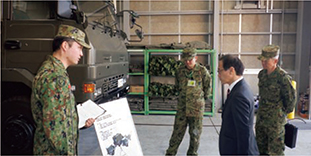 電子戦装備を展示説明する筆者(左)