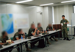 米海兵隊員へ訓練説明を行う筆者(一番右)